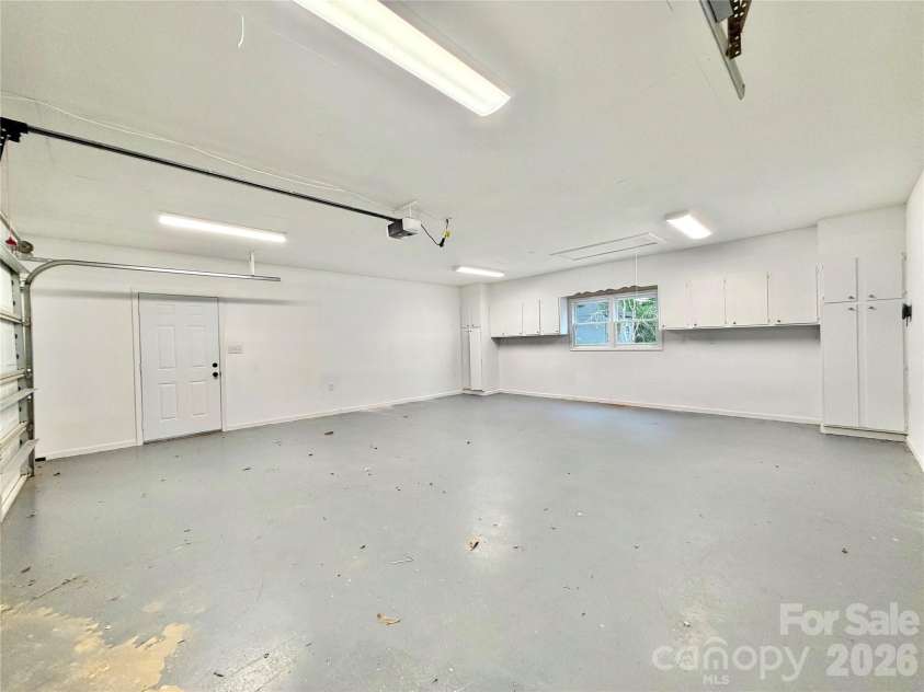 1586 Kenlane Drive, Hickory, NC 28601.  MLS# CAR4377575, YatesRealty ID 25603. 