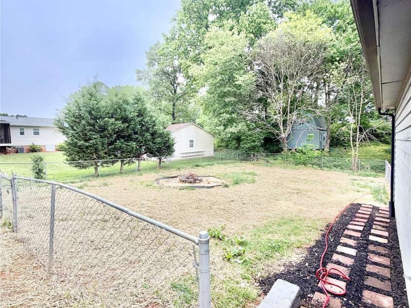 1586 Kenlane Drive, Hickory, NC 28601.  MLS# CAR4377575, YatesRealty ID 25603. 