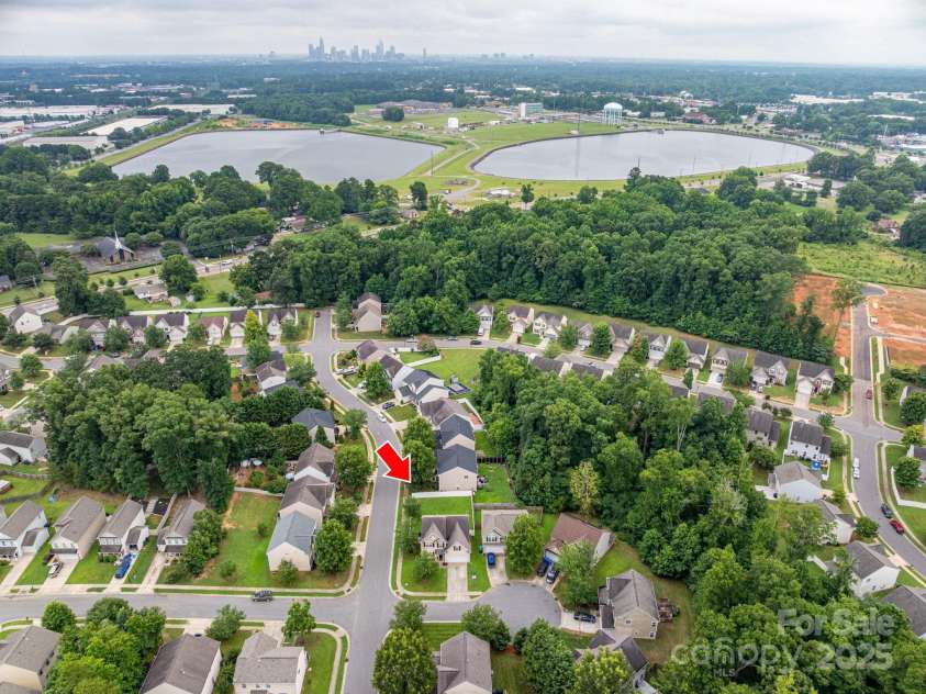 712 Harrier Road, Charlotte, NC 28216.  MLS# CAR4270661, YatesRealty ID 25603. 