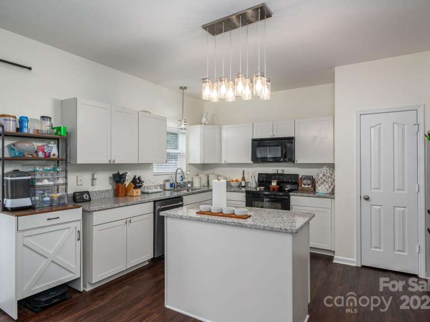 712 Harrier Road, Charlotte, NC 28216.  MLS# CAR4270661, YatesRealty ID 25603. 
