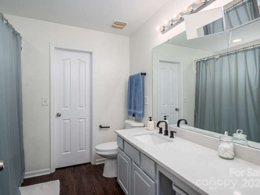 712 Harrier Road, Charlotte, NC 28216.  MLS# CAR4270661, YatesRealty ID 25603. 