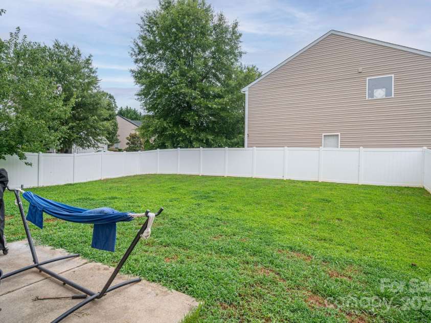 712 Harrier Road, Charlotte, NC 28216.  MLS# CAR4270661, YatesRealty ID 25603. 