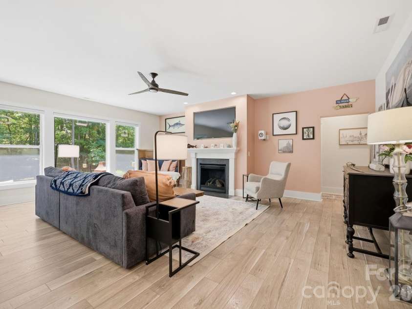 203 Spinnaker Court, Lexington, NC 27292.  MLS# CAR4384967, YatesRealty ID 25604. 