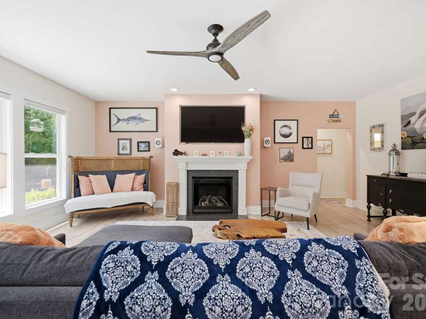 203 Spinnaker Court, Lexington, NC 27292.  MLS# CAR4384967, YatesRealty ID 25604. 