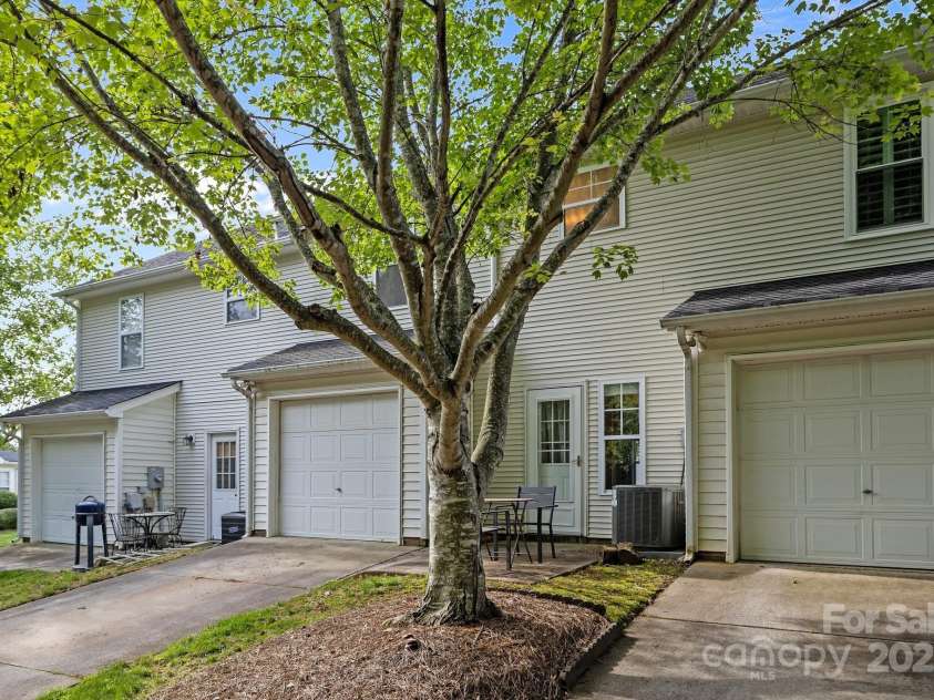 6518 Point Comfort Lane, Charlotte, NC 28226.  MLS# CAR4261160, YatesRealty ID 25604. 
