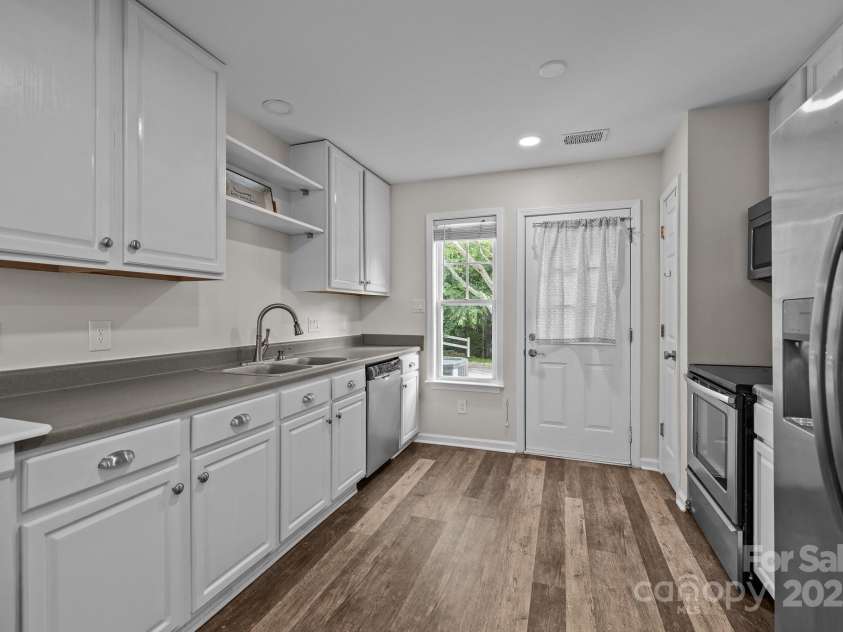 6518 Point Comfort Lane, Charlotte, NC 28226.  MLS# CAR4261160, YatesRealty ID 25604. Kitchen