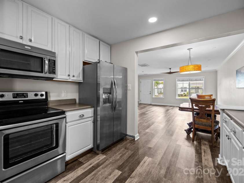 6518 Point Comfort Lane, Charlotte, NC 28226.  MLS# CAR4261160, YatesRealty ID 25604. Kitchen