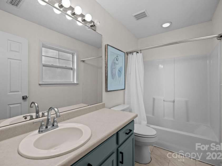 6518 Point Comfort Lane, Charlotte, NC 28226.  MLS# CAR4261160, YatesRealty ID 25604. Second Primary Bath