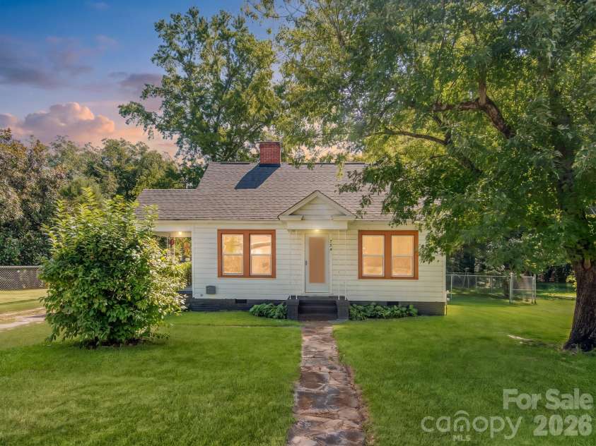 734 Tanglewood Drive, Salisbury, NC 28144.  MLS# CAR4428213, YatesRealty ID 25607. Virtually Staged