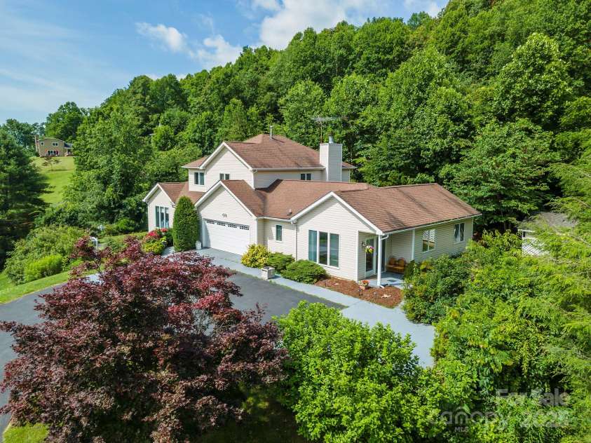 12 Apple Tree Way, Asheville, NC 28805.  MLS# CAR4274426, YatesRealty ID 25608. 