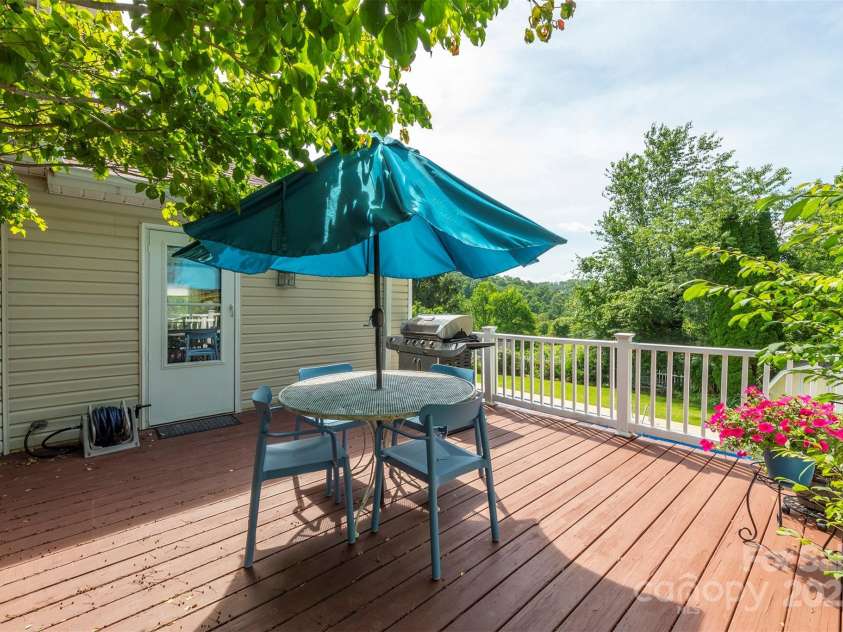 12 Apple Tree Way, Asheville, NC 28805.  MLS# CAR4274426, YatesRealty ID 25608. 