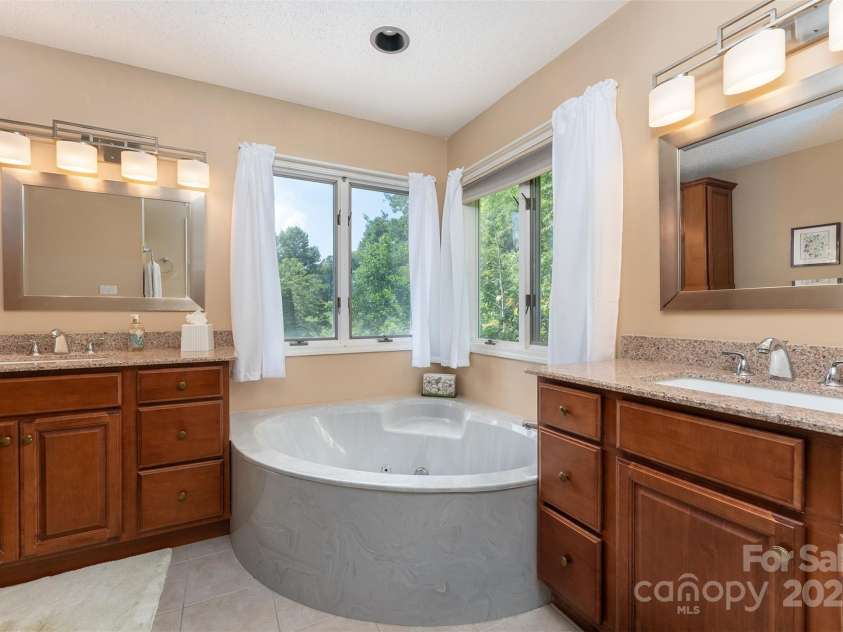 12 Apple Tree Way, Asheville, NC 28805.  MLS# CAR4274426, YatesRealty ID 25608. Primary Bathroom