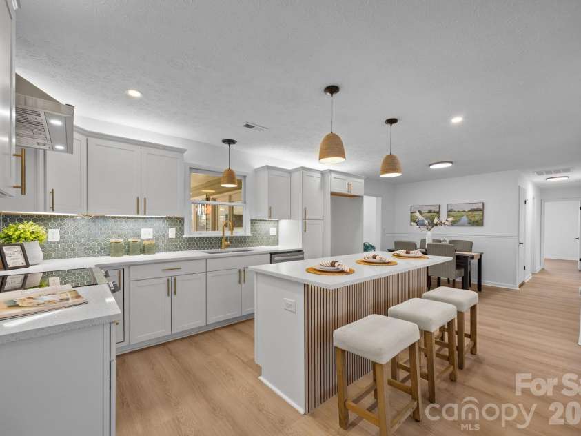 23 Coronet Lane, Hendersonville, NC 28792.  MLS# CAR4330078, YatesRealty ID 2561. 