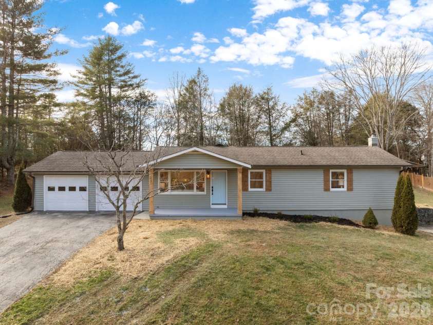 23 Coronet Lane, Hendersonville, NC 28792.  MLS# CAR4330078, YatesRealty ID 2561. 