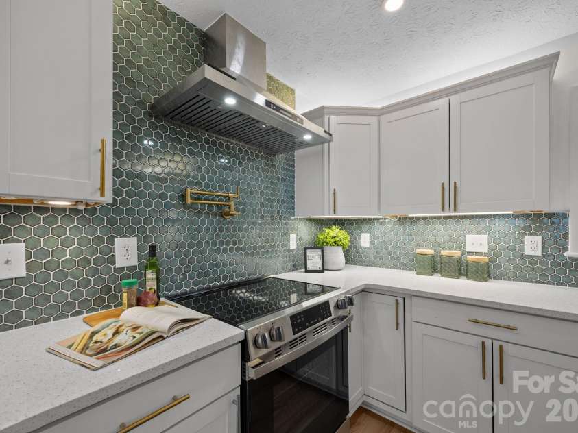 23 Coronet Lane, Hendersonville, NC 28792.  MLS# CAR4330078, YatesRealty ID 2561. 