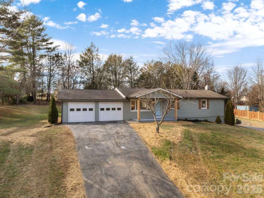23 Coronet Lane, Hendersonville, NC 28792.  MLS# CAR4330078, YatesRealty ID 2561. 