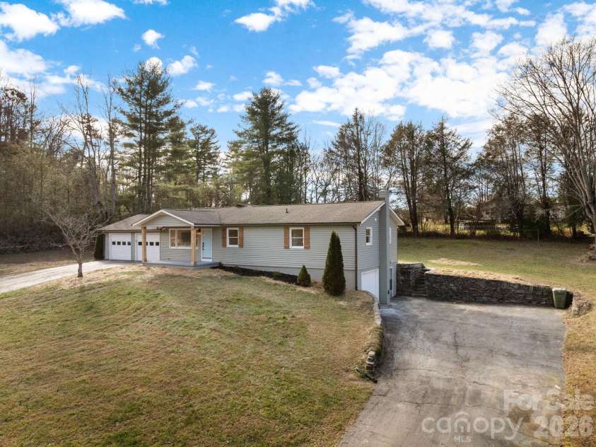 23 Coronet Lane, Hendersonville, NC 28792.  MLS# CAR4330078, YatesRealty ID 2561. 