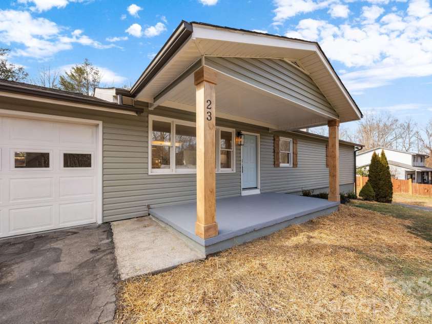 23 Coronet Lane, Hendersonville, NC 28792.  MLS# CAR4330078, YatesRealty ID 2561. 