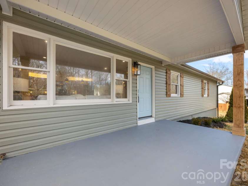 23 Coronet Lane, Hendersonville, NC 28792.  MLS# CAR4330078, YatesRealty ID 2561. 