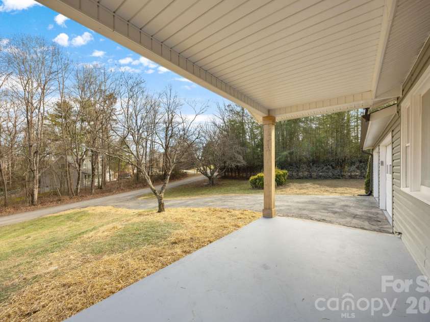 23 Coronet Lane, Hendersonville, NC 28792.  MLS# CAR4330078, YatesRealty ID 2561. 