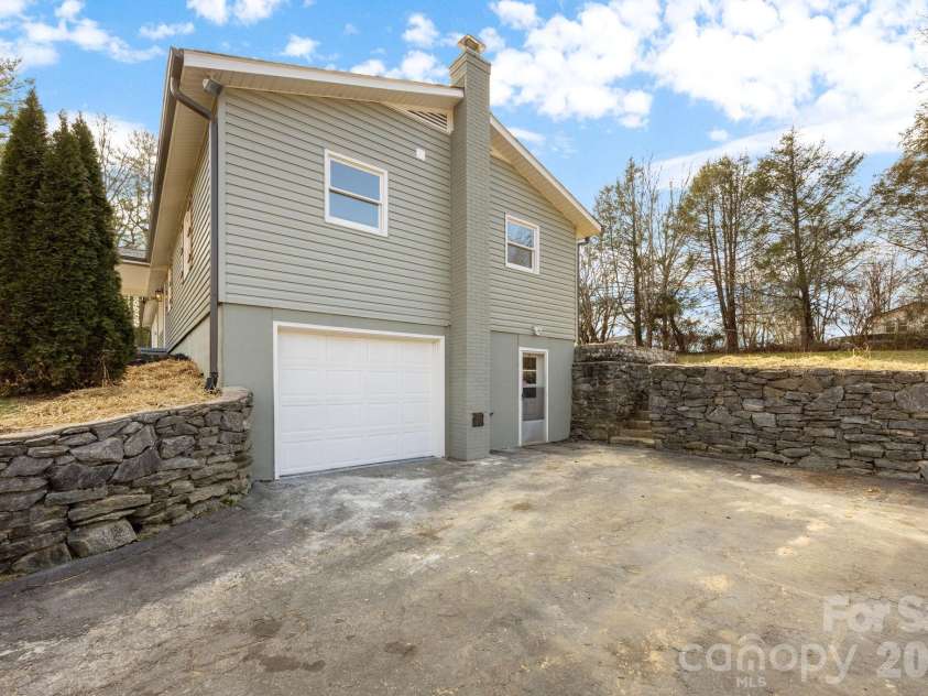 23 Coronet Lane, Hendersonville, NC 28792.  MLS# CAR4330078, YatesRealty ID 2561. 