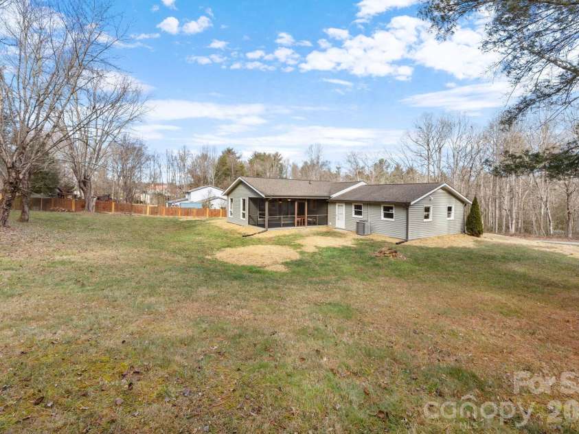 23 Coronet Lane, Hendersonville, NC 28792.  MLS# CAR4330078, YatesRealty ID 2561. 