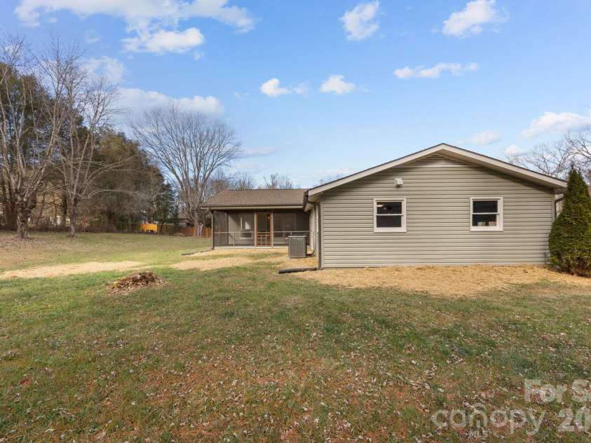 23 Coronet Lane, Hendersonville, NC 28792.  MLS# CAR4330078, YatesRealty ID 2561. 