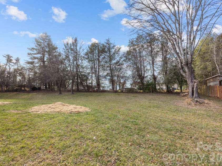 23 Coronet Lane, Hendersonville, NC 28792.  MLS# CAR4330078, YatesRealty ID 2561. 