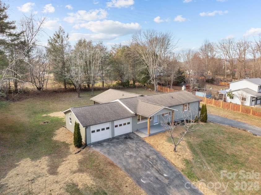 23 Coronet Lane, Hendersonville, NC 28792.  MLS# CAR4330078, YatesRealty ID 2561. 