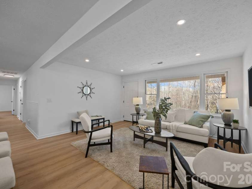 23 Coronet Lane, Hendersonville, NC 28792.  MLS# CAR4330078, YatesRealty ID 2561. 