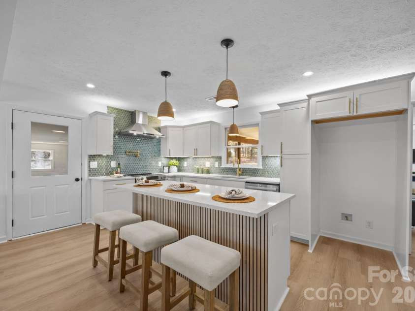 23 Coronet Lane, Hendersonville, NC 28792.  MLS# CAR4330078, YatesRealty ID 2561. 