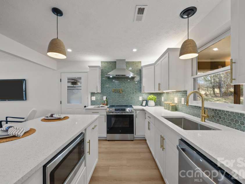 23 Coronet Lane, Hendersonville, NC 28792.  MLS# CAR4330078, YatesRealty ID 2561. 