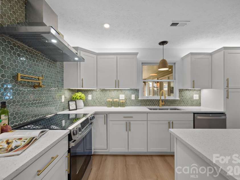 23 Coronet Lane, Hendersonville, NC 28792.  MLS# CAR4330078, YatesRealty ID 2561. 