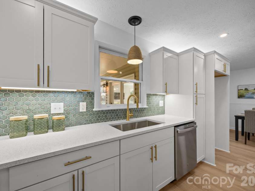 23 Coronet Lane, Hendersonville, NC 28792.  MLS# CAR4330078, YatesRealty ID 2561. 