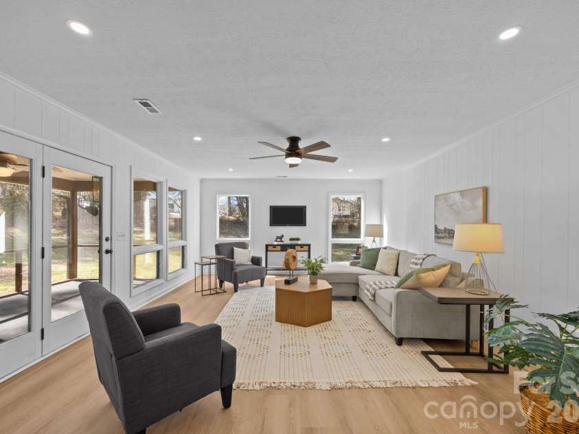 23 Coronet Lane, Hendersonville, NC 28792.  MLS# CAR4330078, YatesRealty ID 2561. 