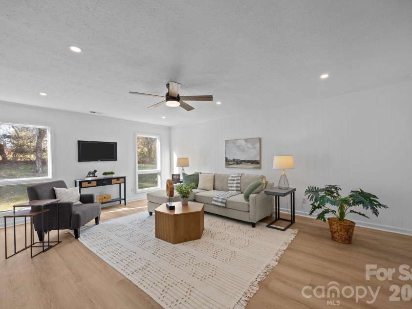 23 Coronet Lane, Hendersonville, NC 28792.  MLS# CAR4330078, YatesRealty ID 2561. 