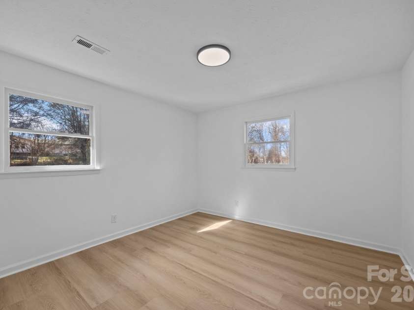 23 Coronet Lane, Hendersonville, NC 28792.  MLS# CAR4330078, YatesRealty ID 2561. 