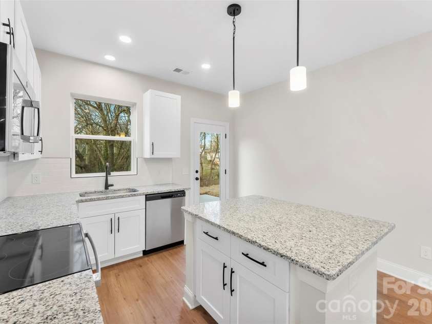 1558 7th Avenue Drive, Hickory, NC 28602.  MLS# CAR4373488, YatesRealty ID 25610. 
