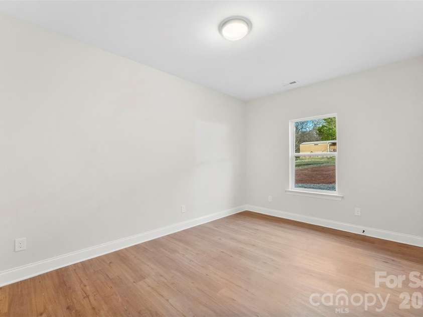1558 7th Avenue Drive, Hickory, NC 28602.  MLS# CAR4373488, YatesRealty ID 25610. 