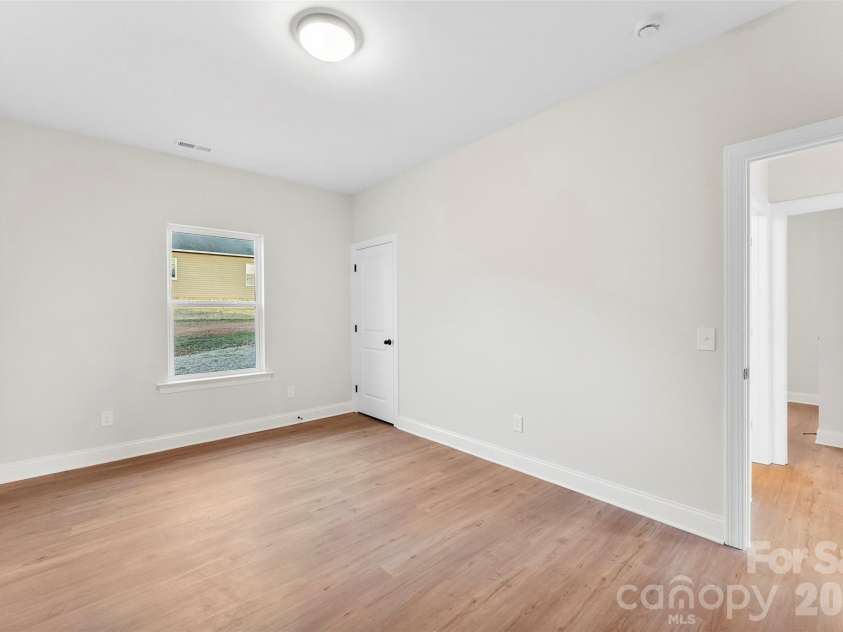 1558 7th Avenue Drive, Hickory, NC 28602.  MLS# CAR4373488, YatesRealty ID 25610. 