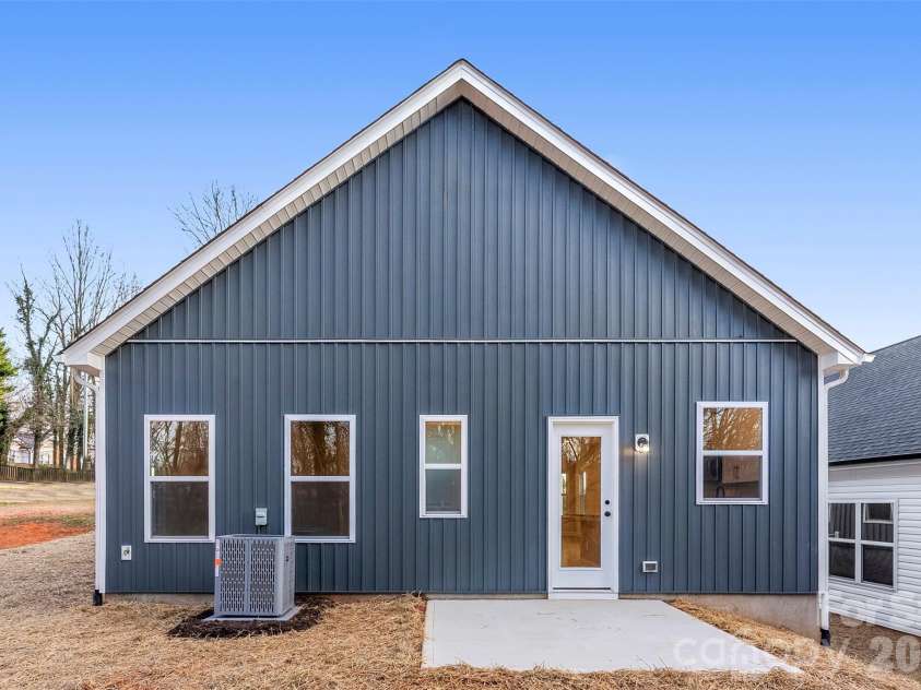 1558 7th Avenue Drive, Hickory, NC 28602.  MLS# CAR4373488, YatesRealty ID 25610. 