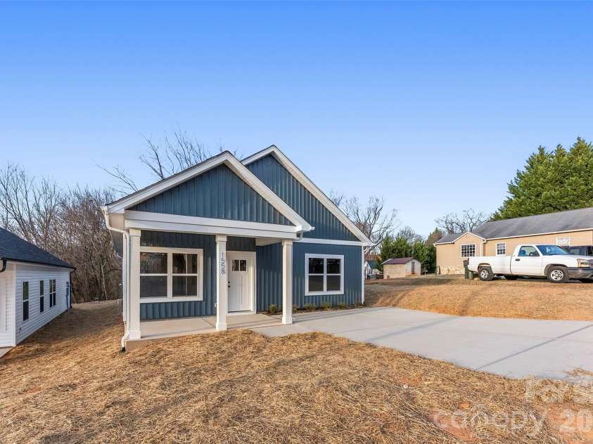 1558 7th Avenue Drive, Hickory, NC 28602.  MLS# CAR4373488, YatesRealty ID 25610. 