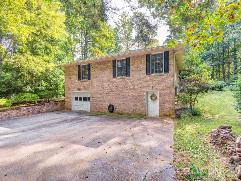 3 Sunningdale Drive, Flat Rock, NC 28731.  MLS# CAR4371560, YatesRealty ID 25611. Basement/2nd garage