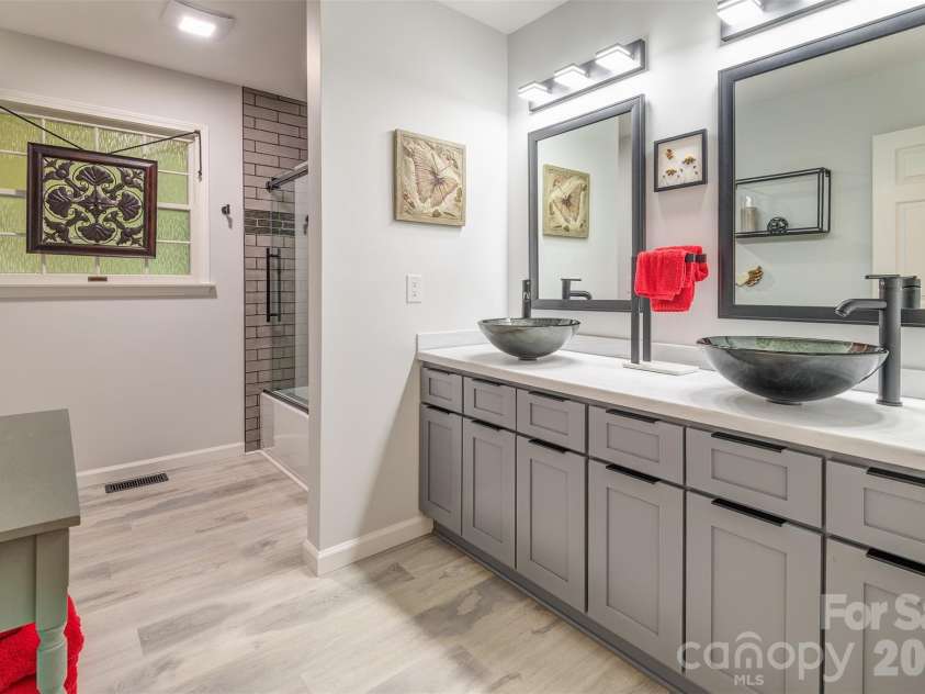 3 Sunningdale Drive, Flat Rock, NC 28731.  MLS# CAR4371560, YatesRealty ID 25611. Bathroom 2