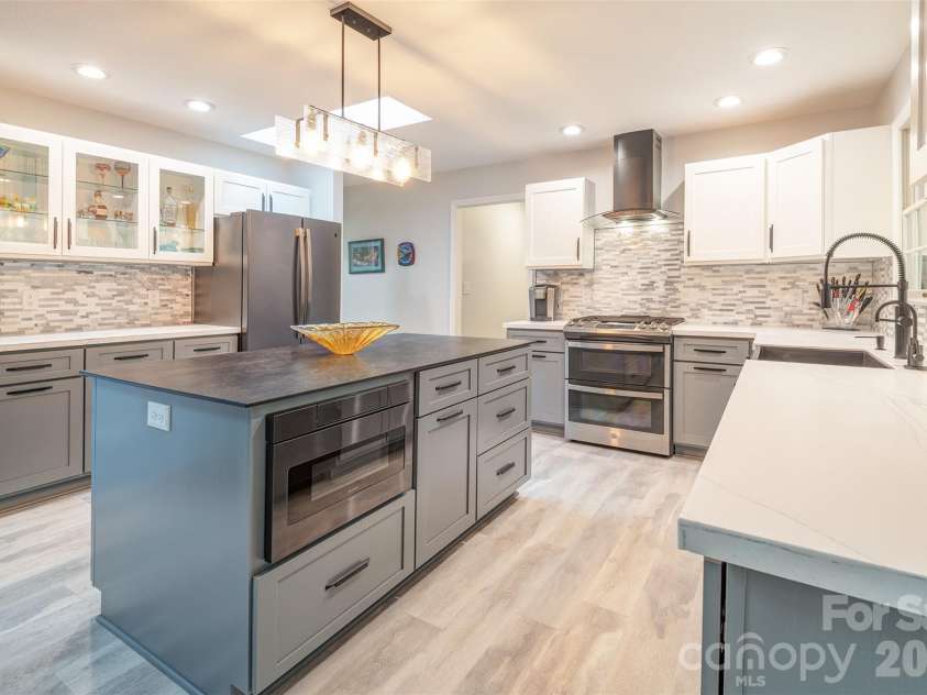 3 Sunningdale Drive, Flat Rock, NC 28731.  MLS# CAR4371560, YatesRealty ID 25611. Kitchen
