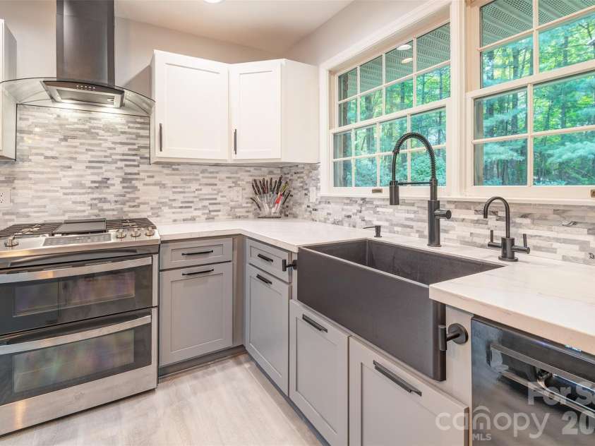 3 Sunningdale Drive, Flat Rock, NC 28731.  MLS# CAR4371560, YatesRealty ID 25611. Kitchen