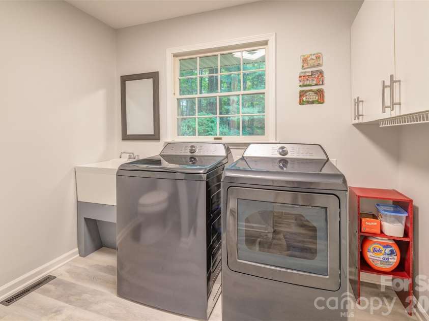 3 Sunningdale Drive, Flat Rock, NC 28731.  MLS# CAR4371560, YatesRealty ID 25611. Laundry and half bath
