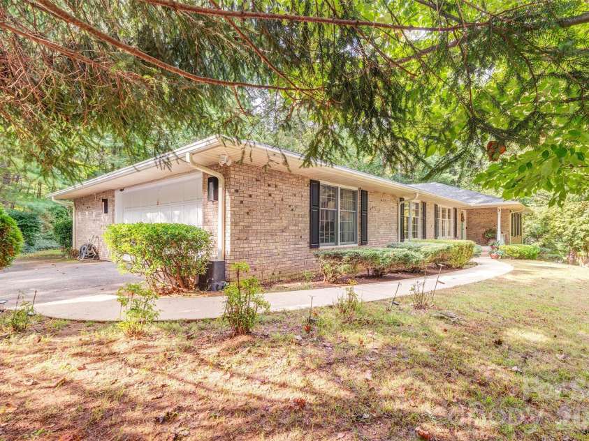 3 Sunningdale Drive, Flat Rock, NC 28731.  MLS# CAR4371560, YatesRealty ID 25611. Upper garage