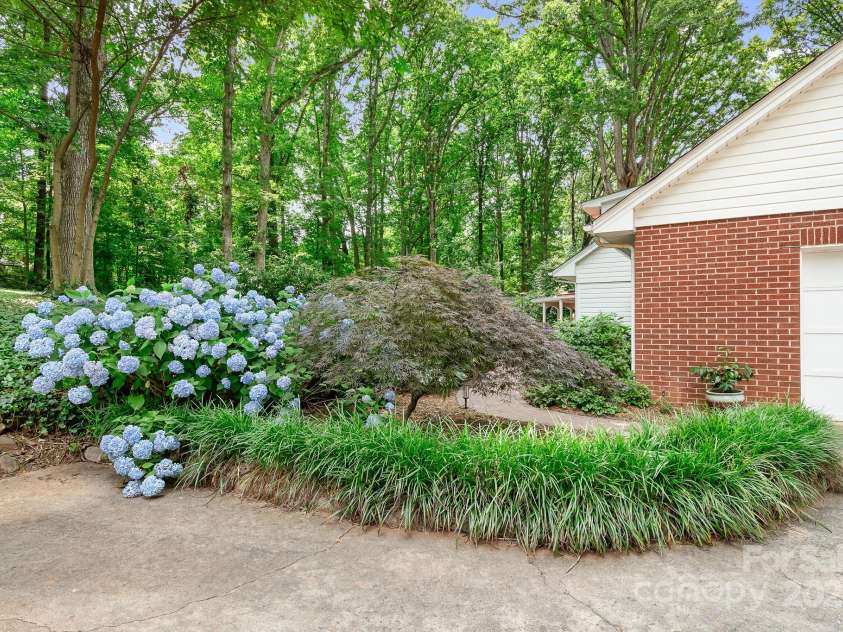 329 Oakwood Drive, Statesville, NC 28677.  MLS# CAR4227949, YatesRealty ID 25616. 