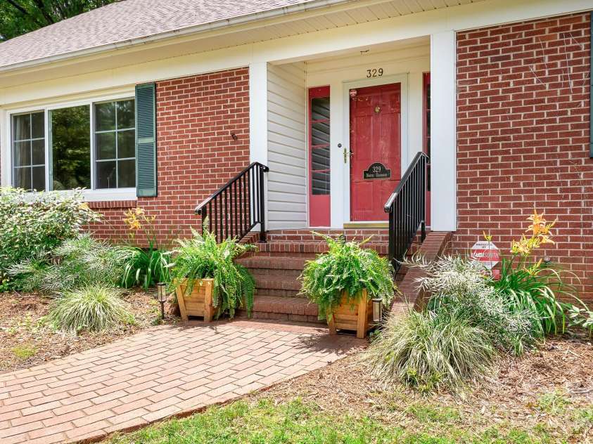 329 Oakwood Drive, Statesville, NC 28677.  MLS# CAR4227949, YatesRealty ID 25616. 